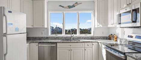 冷蔵庫、電子レンジ、オーブン、コンロ