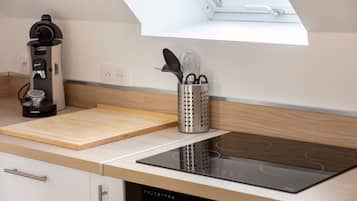 Jääkaappi, mikroaaltouuni, uuni, liesi