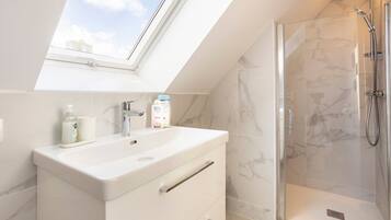 Shower, hair dryer, towels