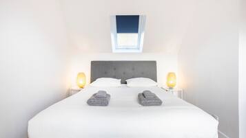 Planxa i posts de planxar, wifi i roba de llit