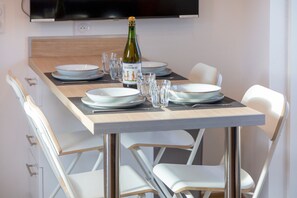 Dining - Ty Sterenn – Modern Apartment in Central Guilvinec with Wi-Fi (Guilvinec)