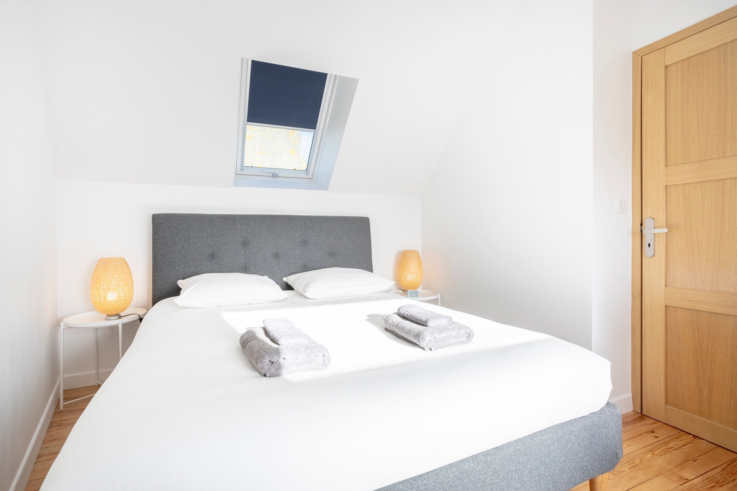 Planxa i posts de planxar, wifi i roba de llit 