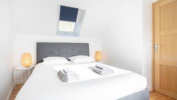 Planxa i posts de planxar, wifi i roba de llit