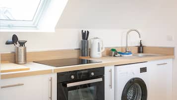 Jääkaappi, mikroaaltouuni, uuni, liesi