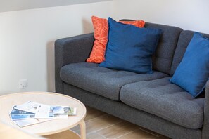 TV - Ty Sterenn – Modern Apartment in Central Guilvinec with Wi-Fi (Guilvinec)