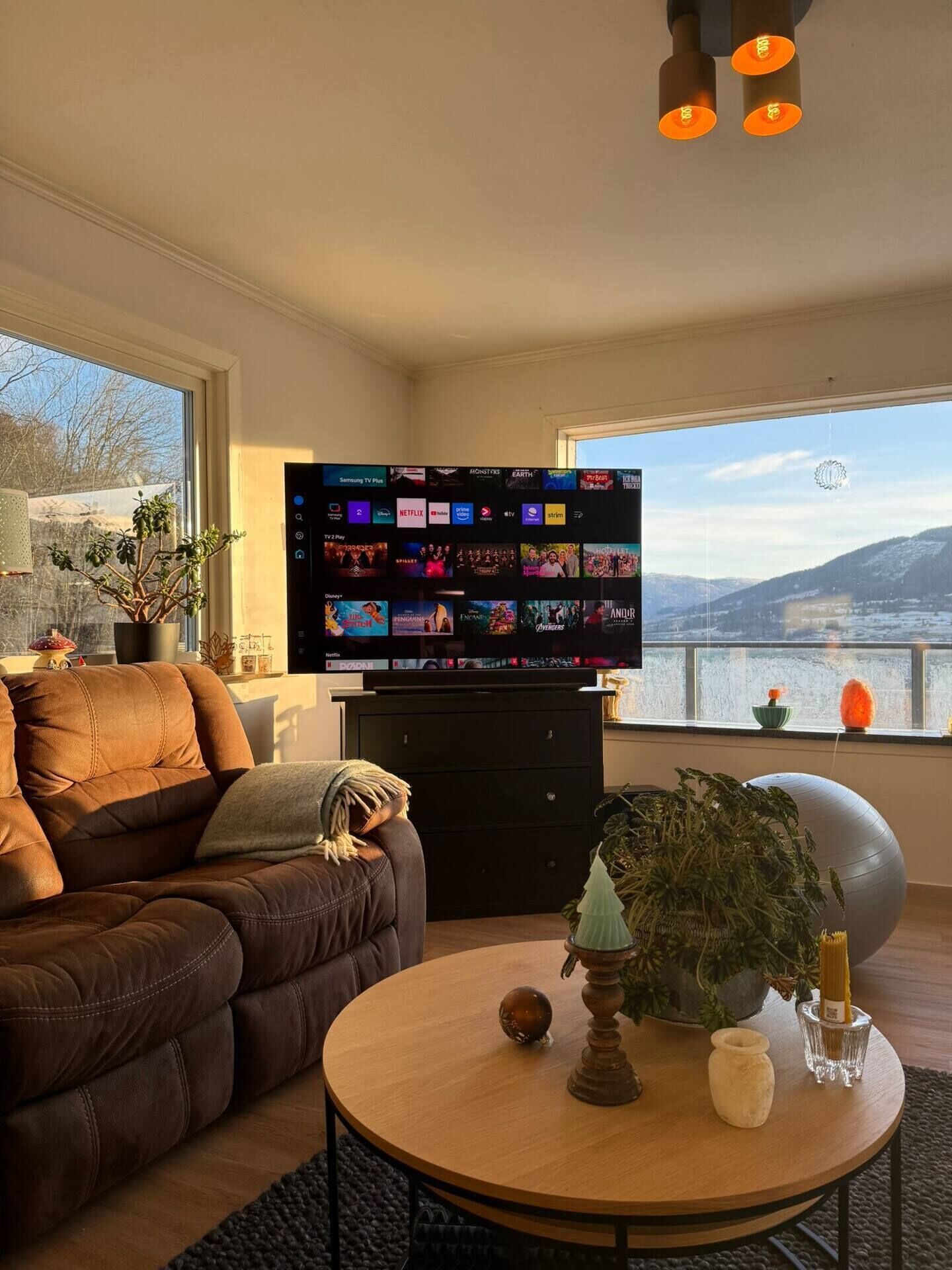 Een smart-tv, een open haard, videogames en boeken