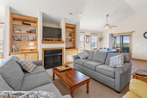 Smart TV, DVD player - Seaquil: Private Hot Tub | Fish Cleaning Station | Short walk to Beach Access (Nags Head)