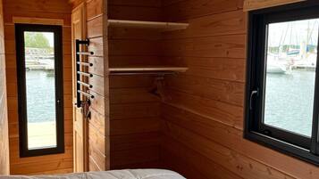 Iron/ironing board, bed sheets