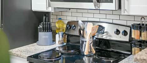 Kjøleskap, mikrobølgeovn, ovn og kokeplater