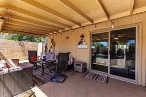 Outdoor dining - 3-bedroom house in charming Tempe with Pool and hot tub (Tempe)