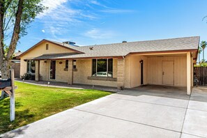 Exterior - 3-bedroom house in charming Tempe with Pool and hot tub (Tempe)