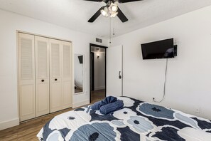 3 bedrooms, iron/ironing board, WiFi, bed sheets - 3-bedroom house in charming Tempe with Pool and hot tub (Tempe)