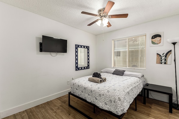 3 bedrooms, iron/ironing board, WiFi, bed sheets - 3-bedroom house in charming Tempe with Pool and hot tub (Tempe)