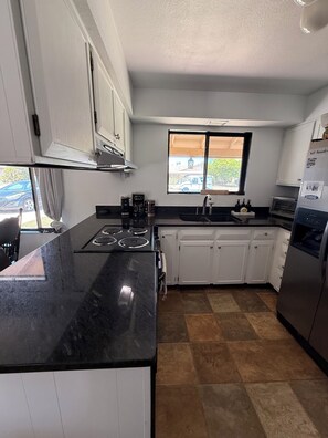Microwave, oven, stovetop, dishwasher - 3-bedroom house in charming Tempe with Pool and hot tub (Tempe)