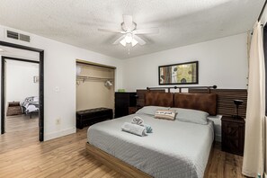Iron/ironing board, WiFi, bed sheets - 3-bedroom house in charming Tempe with Pool and hot tub (Tempe)