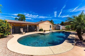 Pool - 3-bedroom house in charming Tempe with Pool and hot tub (Tempe)