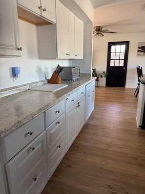 Microwave, oven, stovetop, dishwasher - 3-bedroom house in charming Tempe with Pool and hot tub (Tempe)