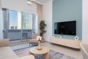 TV - Gleaming 2BR at Dubai Marina (Dubai)