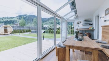 Deluxe-Haus, Bergblick | Essbereich im Zimmer
