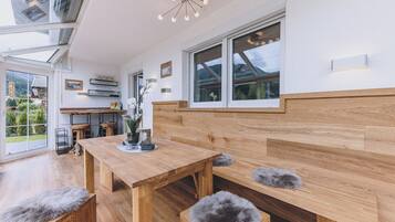 Deluxe-Haus, Bergblick | Essbereich im Zimmer
