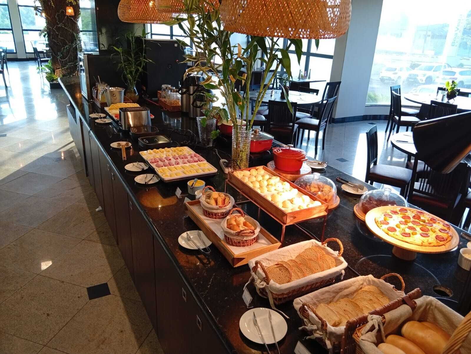 بوفيه فطور مجانًا يوميًا