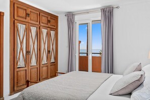 Tabla de planchar con plancha, wifi y ropa de cama 