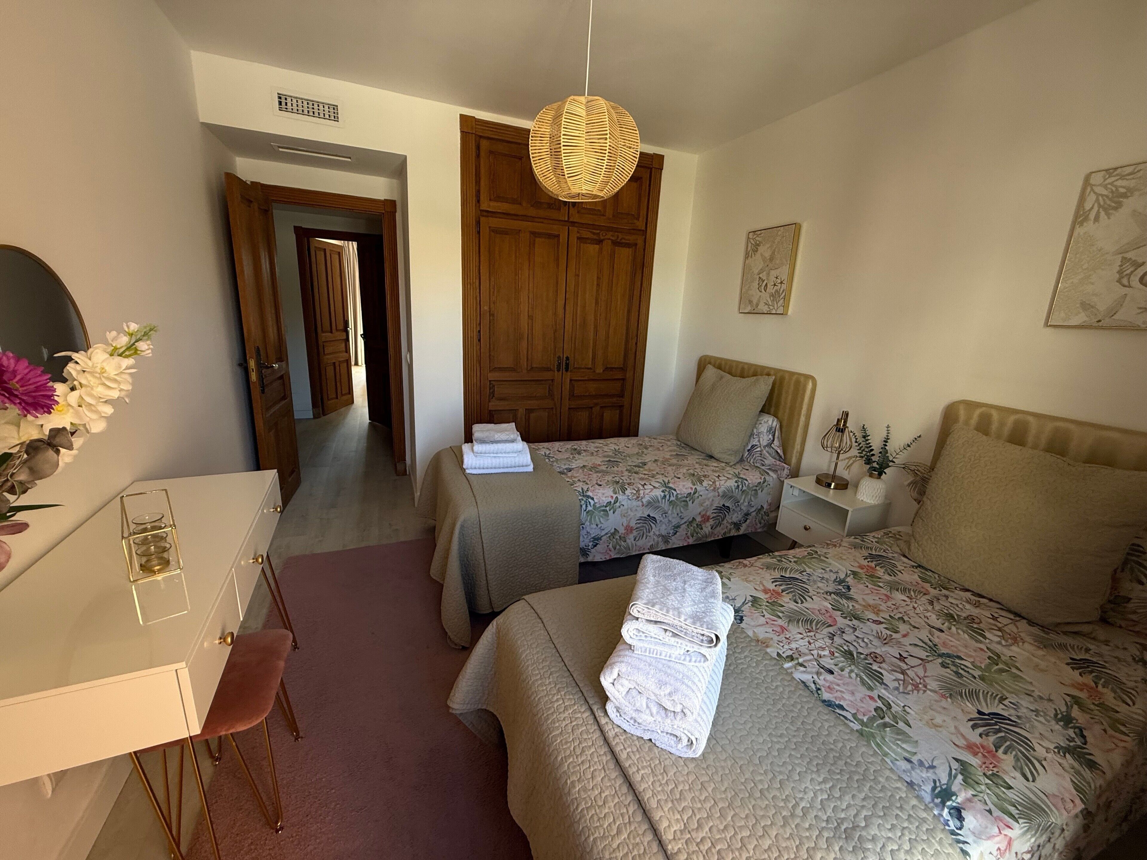 Tabla de planchar con plancha, wifi y ropa de cama 