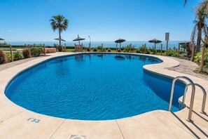 Pool - Beachfront Holiday Home with Wi-Fi and Air Conditioning (Estepona)