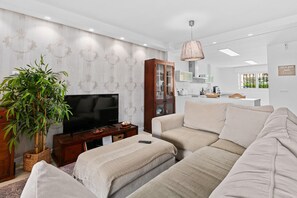 TV - Beachfront Holiday Home with Wi-Fi and Air Conditioning (Estepona)