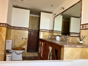 Ducha, secador de pelo, toallas