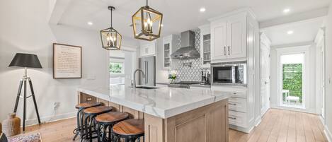 冷蔵庫、電子レンジ、オーブン、コンロ