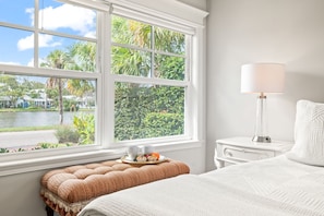 3 bedrooms, desk, iron/ironing board, travel cot - St. George Cottage House-3/2 Lakefront-Walkable (Saint Augstine)