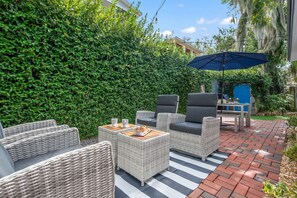 Outdoor dining - St. George Cottage House-3/2 Lakefront-Walkable (Saint Augstine)
