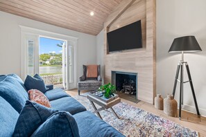 Smart TV, music library, stereo - St. George Cottage House-3/2 Lakefront-Walkable (Saint Augstine)