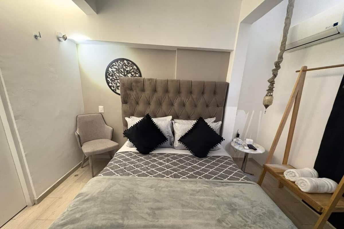 Traditional Room | Blackout drapes, iron/ironing board, free WiFi