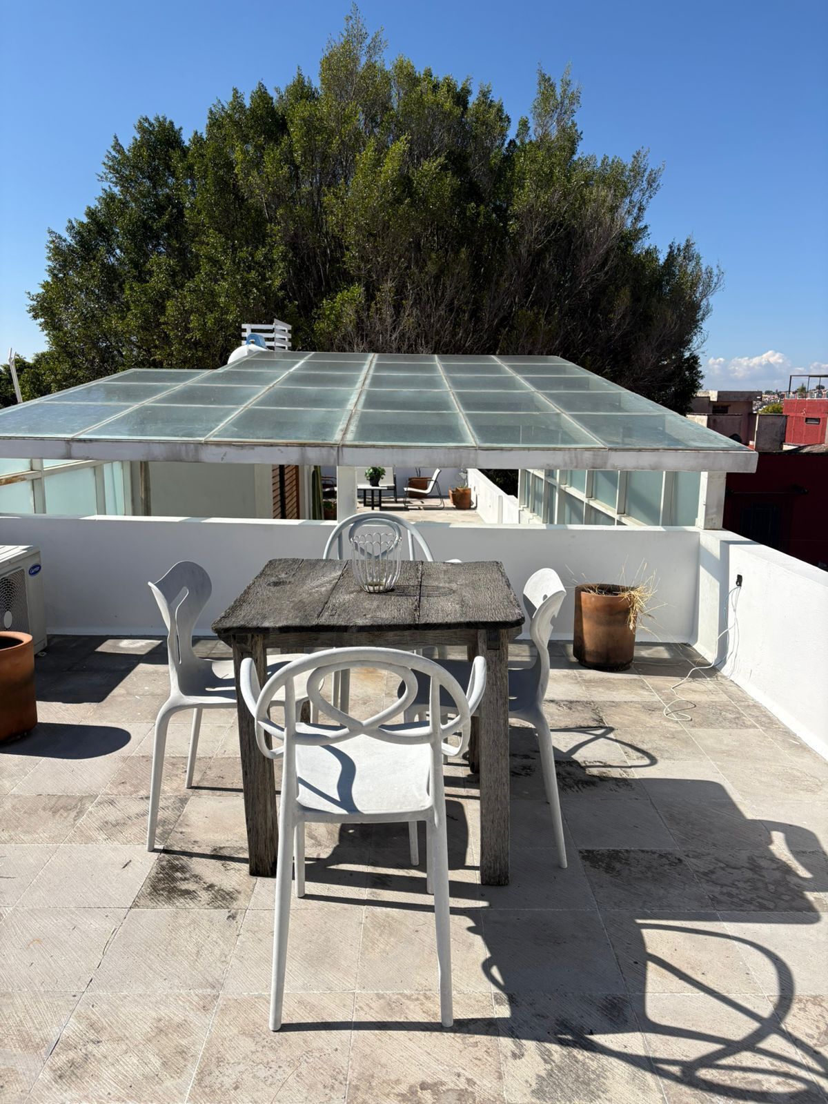 Habitación triple familiar, vista al jardín | Cortinas blackout, tabla de planchar con plancha y wifi gratis 