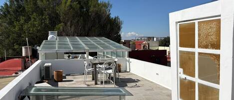 Familien-Dreibettzimmer, Gartenblick | Terrasse/Patio