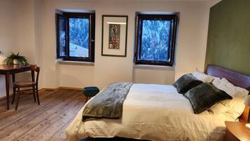 Una scrivania, ferro/asse da stiro