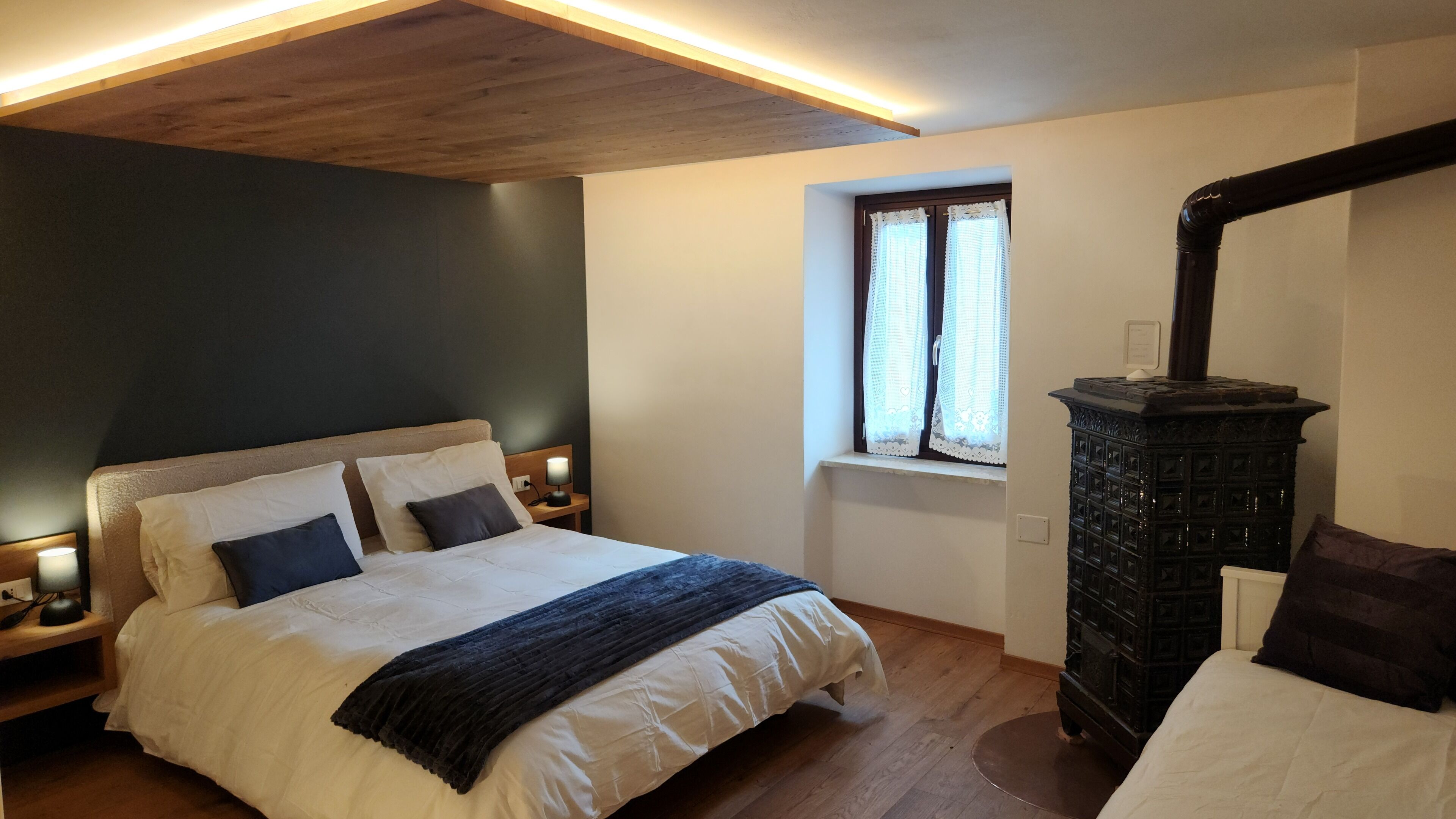 Una scrivania, ferro/asse da stiro