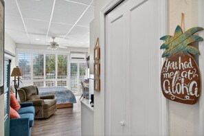 TV - Amazing Studio on Intracoastal Water Just Across from the Beach (Indian Shores)