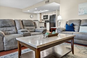 TV, books - Updated 3BR Condo with Intracoastal Views & Private Beach Access (Indian Shores)