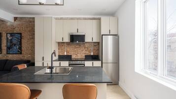 Full-sized fridge, microwave, oven, stovetop