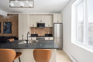 Full-size fridge, microwave, oven, stovetop - MTL Central Stay Apartments (Montréal)