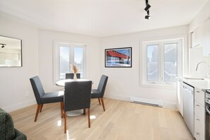 Deluxe Apartment | In-room dining - MTL Central Stay Apartments (Montréal)