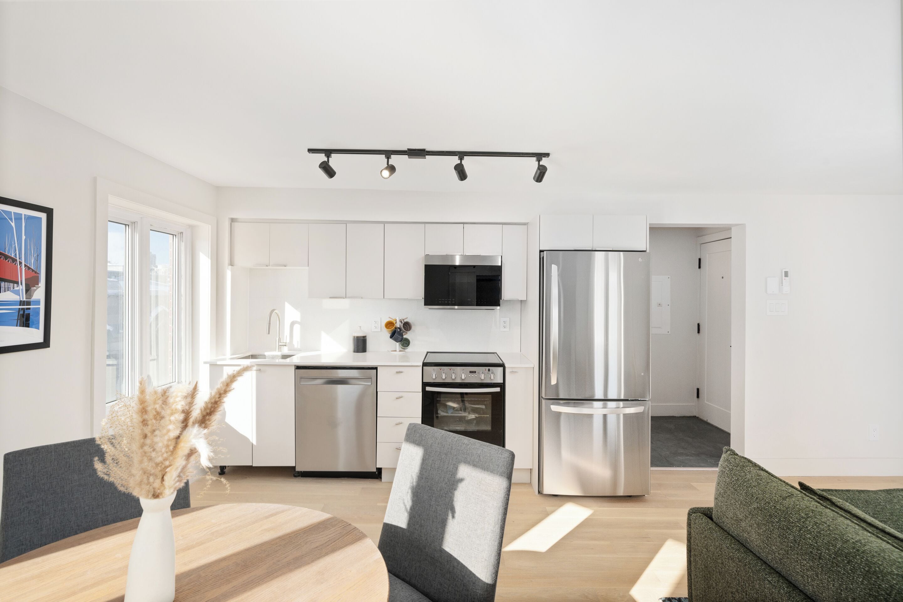 Deluxe Apartment | Private kitchen | Full-sized fridge, microwave, oven, stovetop