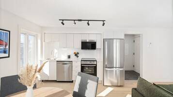 Deluxe Apartment | Private kitchen | Full-sized fridge, microwave, oven, stovetop
