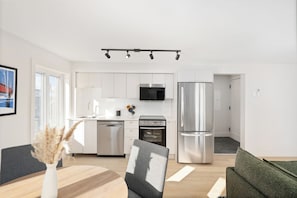 Appartement Deluxe | Cuisine privée | Réfrigérateur grande capacité avec congélateur, four à micro-ondes