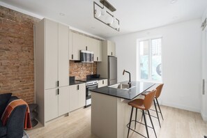 Kjøleskap, mikrobølgeovn, ovn og kokeplater