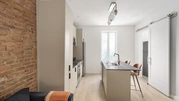 Geladeira grande, micro-ondas, fogão, cooktop