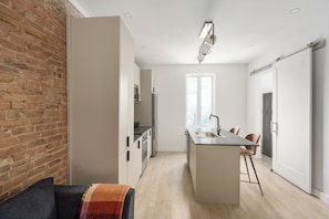 Full-size fridge, microwave, oven, stovetop - MTL Central Stay Apartments (Montréal)